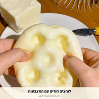 לוחצים חורים בסקווישי הגבינה עם האצבעות
