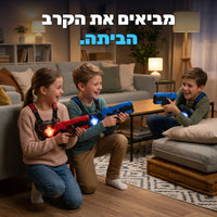 ילדים משחקים לייזר טאג בסלון עם שריונות חזה מוארים