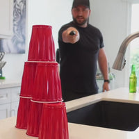 CapGun™ מפיל מגדל כוסות בירייה אחת
