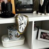 שעון נמס MeltClock על קצה מדף בסלון