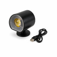 המנורה עם כבל USB על רקע לבן
